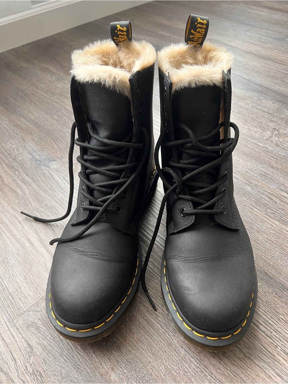 Dr. Martens 1460 Serena Black Lace-Up Boots w Faux-Fur Collar Size 8- Very Good